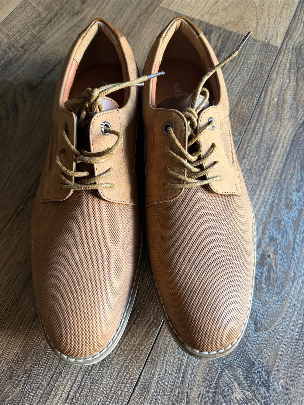 Classic Men's Tan Derby Shoes — Textured Lace-Up Oxfords